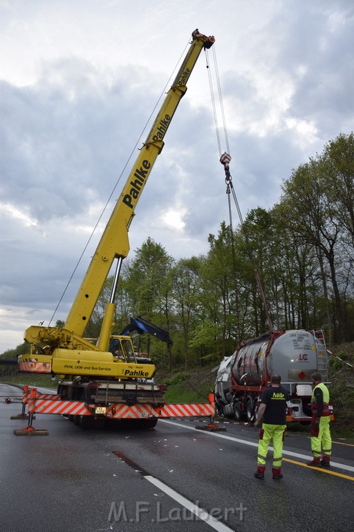 VU Gefahrgut LKW umgestuerzt A 4 Rich Koeln Hoehe AS Gummersbach P456.JPG - Miklos Laubert